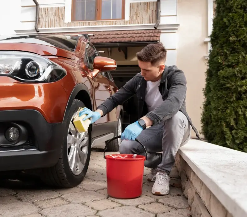 Lavage auto à domicile Guigneville-sur-Essonne : professionnel intervenant sur un véhicule